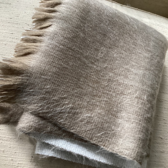 SOFT ALPACA BLEND REVERSIBLE BEIGE & LIGHT GREY PLUSH LARGE SCARF/WRAP - Picture 6 of 11